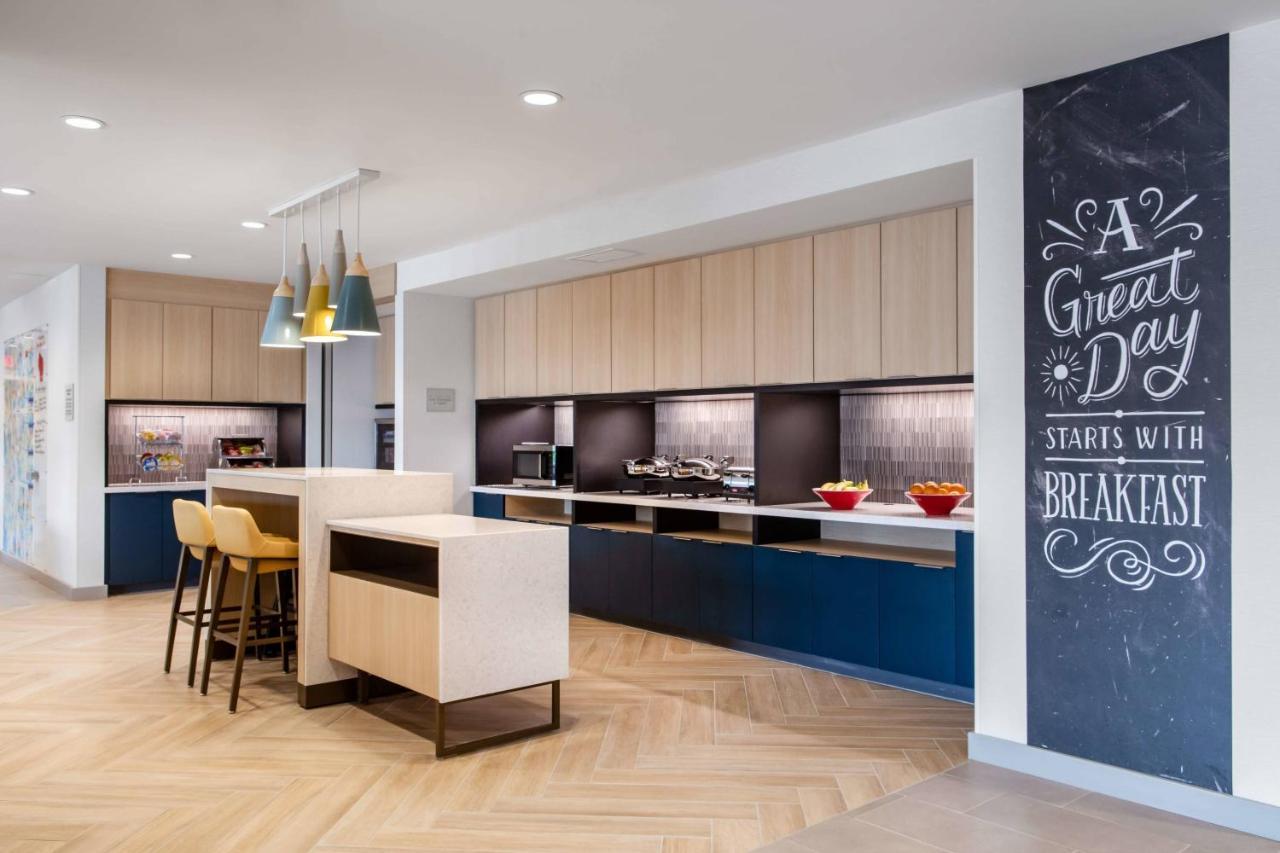 Towneplace Suites By Marriott Milwaukee West Bend Экстерьер фото
