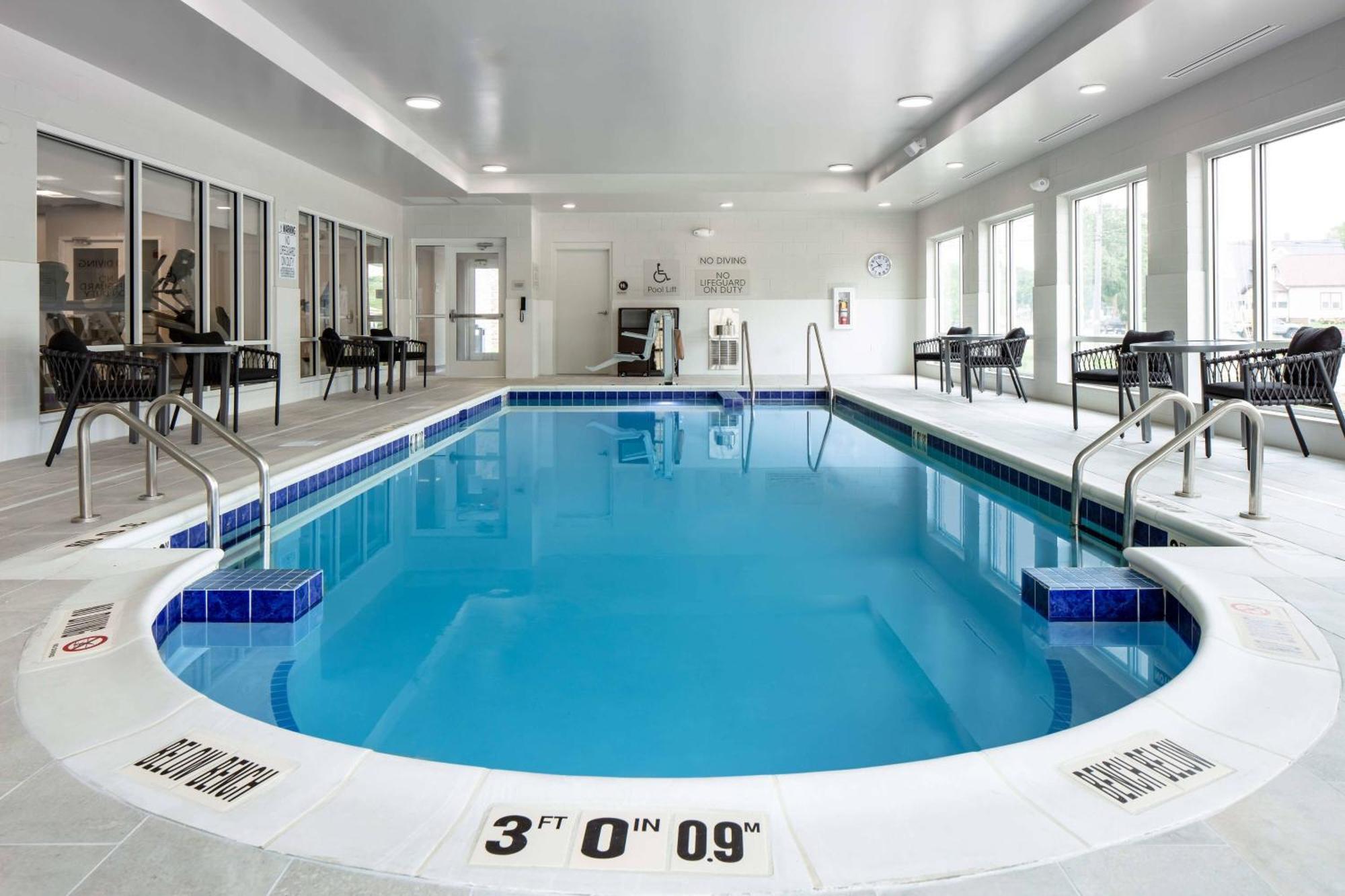 Towneplace Suites By Marriott Milwaukee West Bend Экстерьер фото