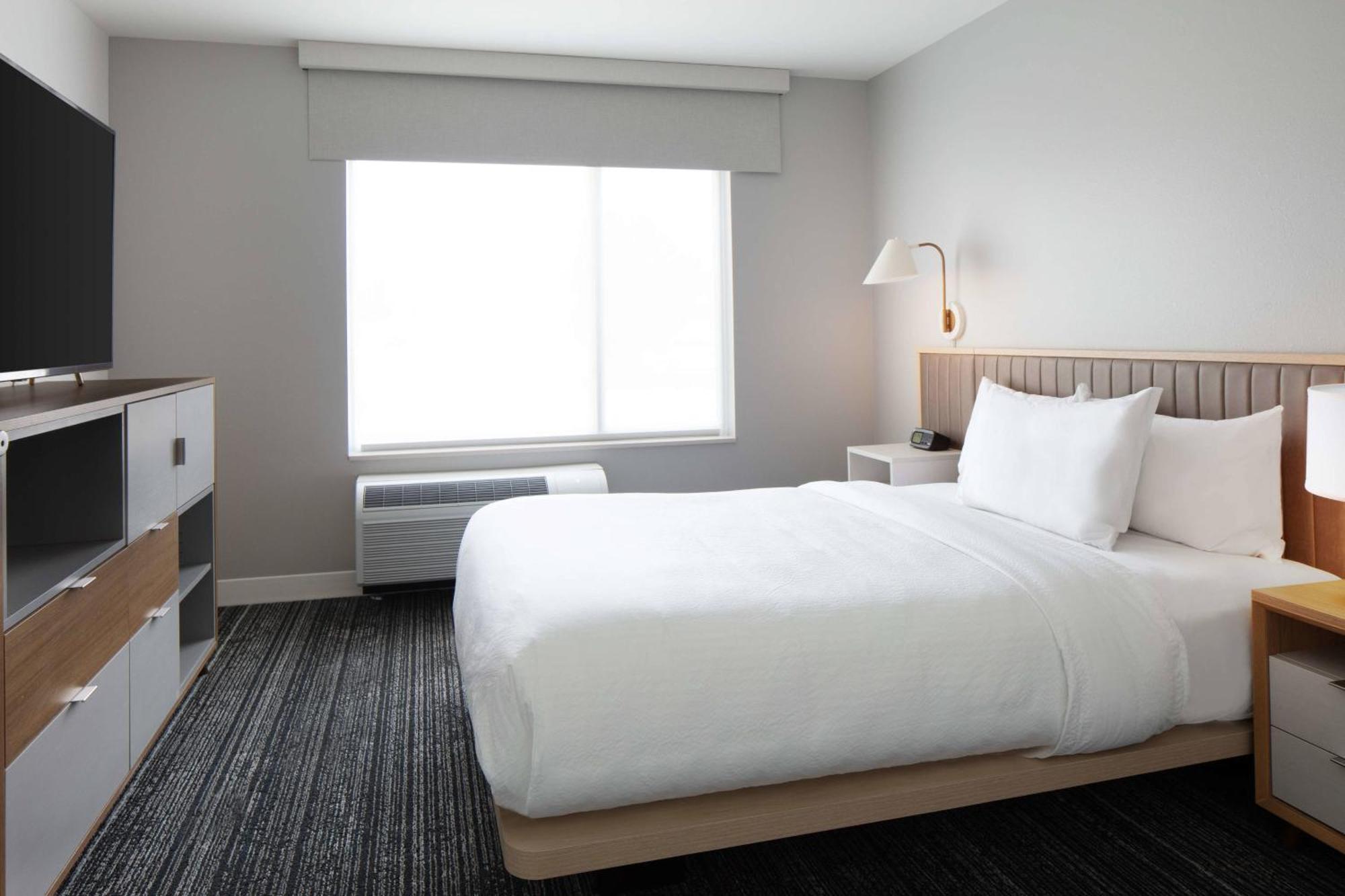 Towneplace Suites By Marriott Milwaukee West Bend Экстерьер фото