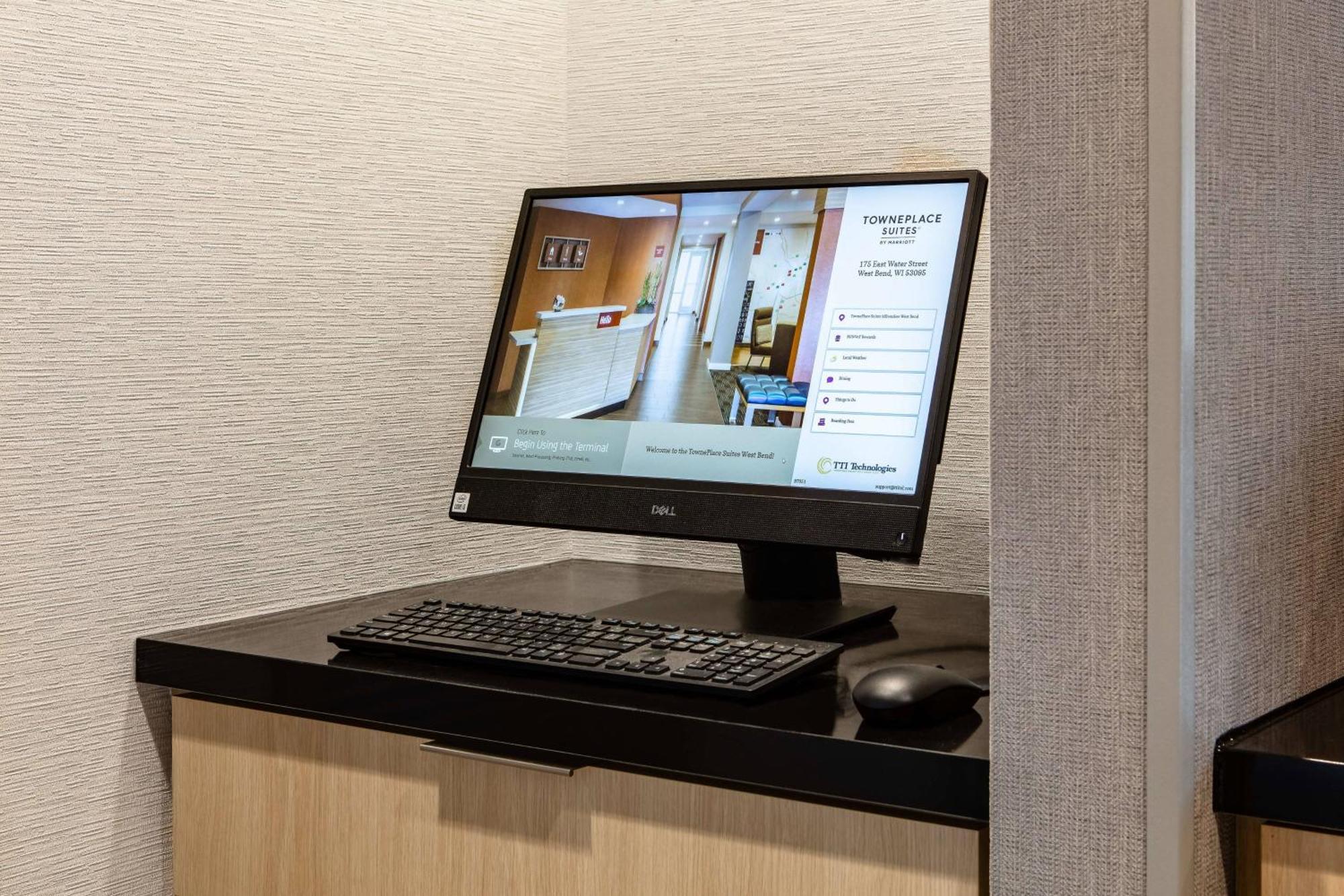 Towneplace Suites By Marriott Milwaukee West Bend Экстерьер фото