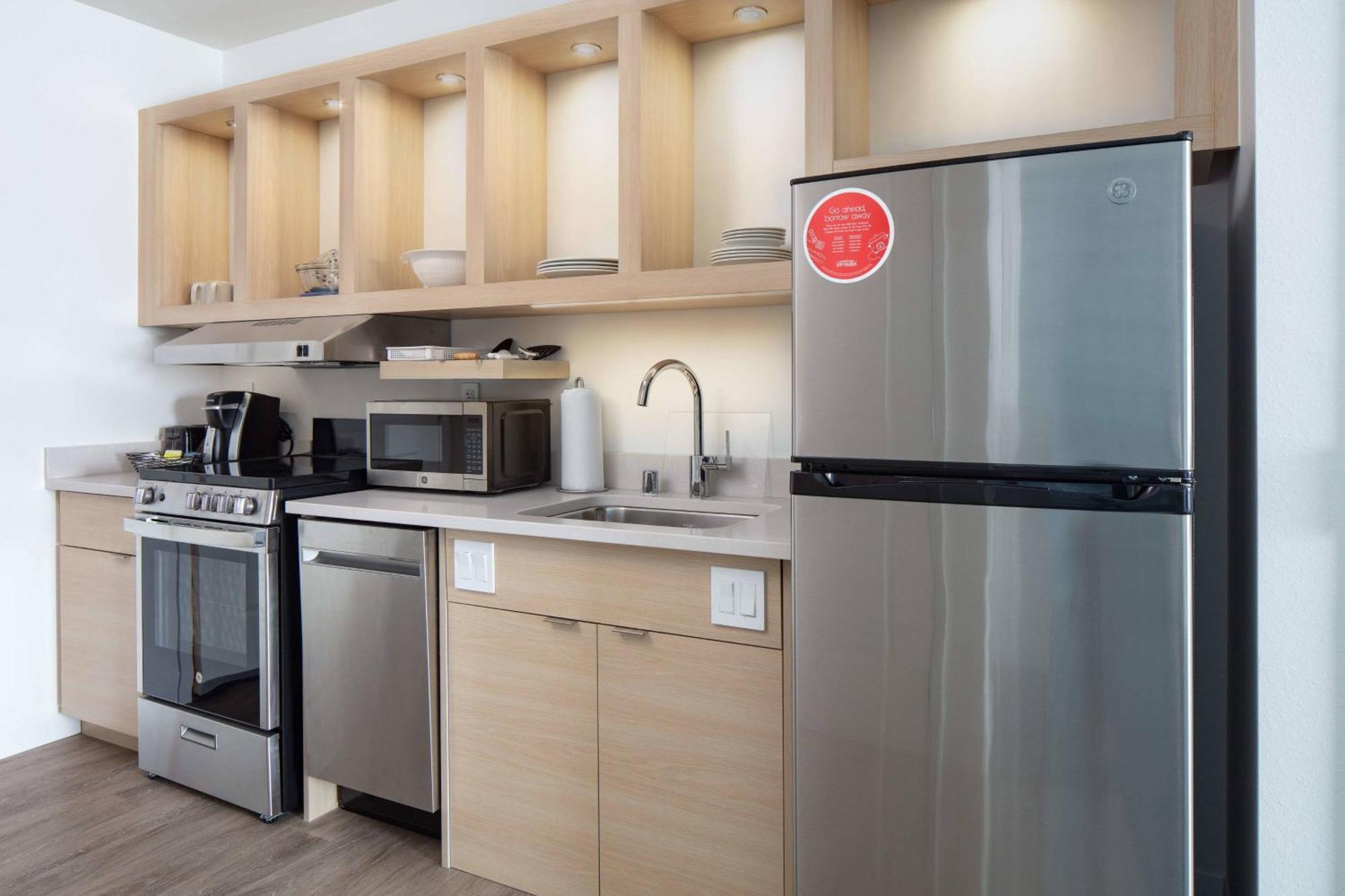 Towneplace Suites By Marriott Milwaukee West Bend Экстерьер фото