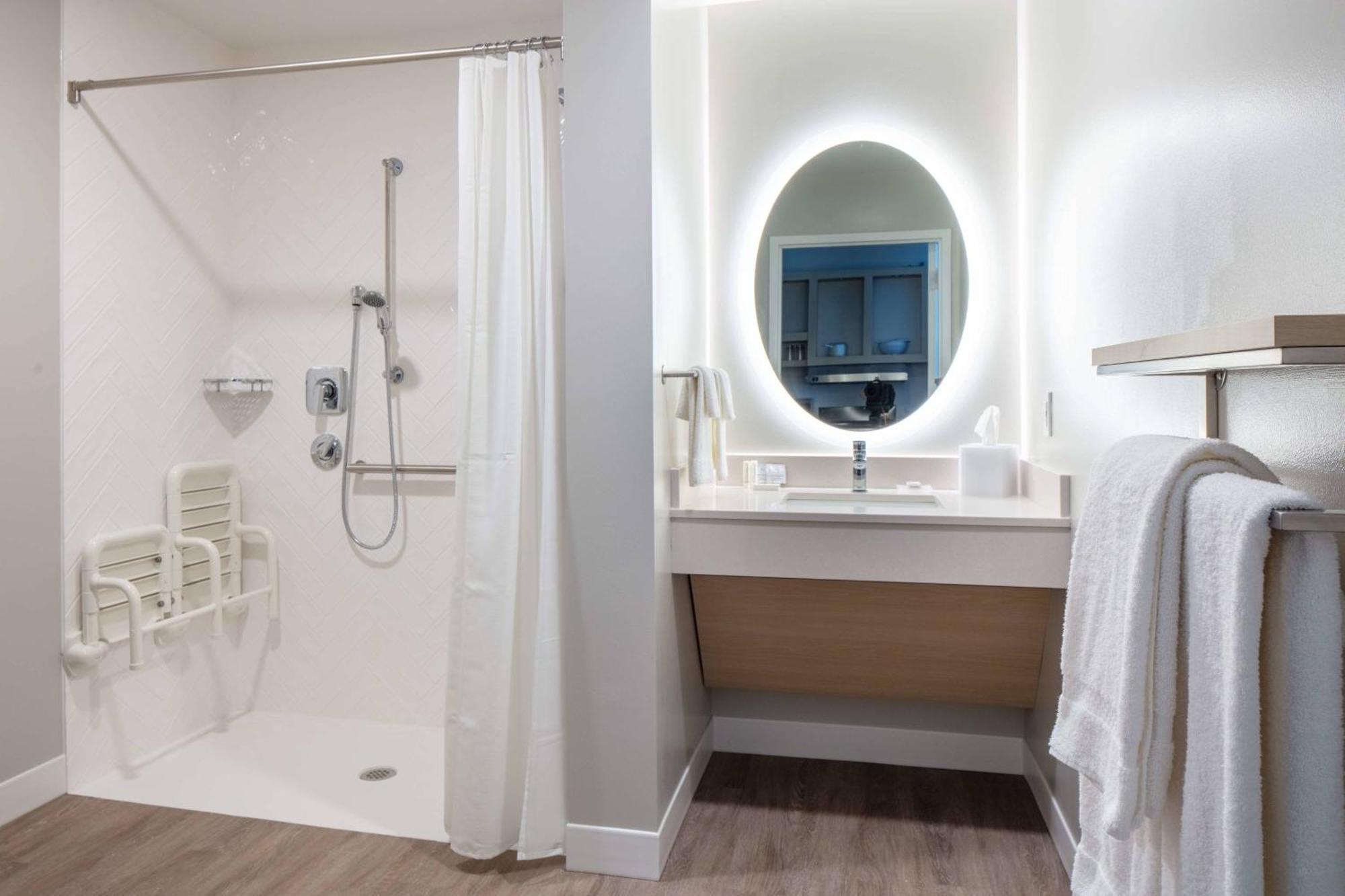 Towneplace Suites By Marriott Milwaukee West Bend Экстерьер фото