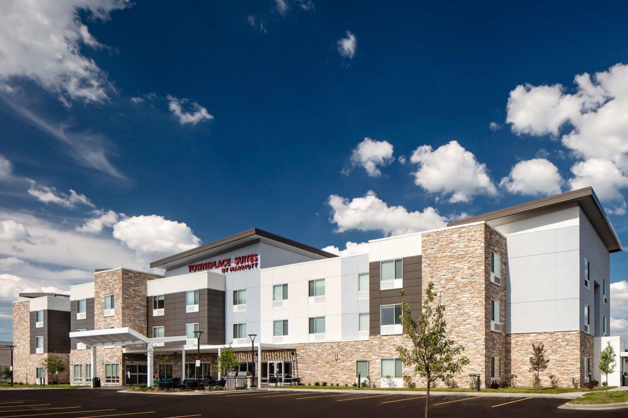 Towneplace Suites By Marriott Milwaukee West Bend Экстерьер фото