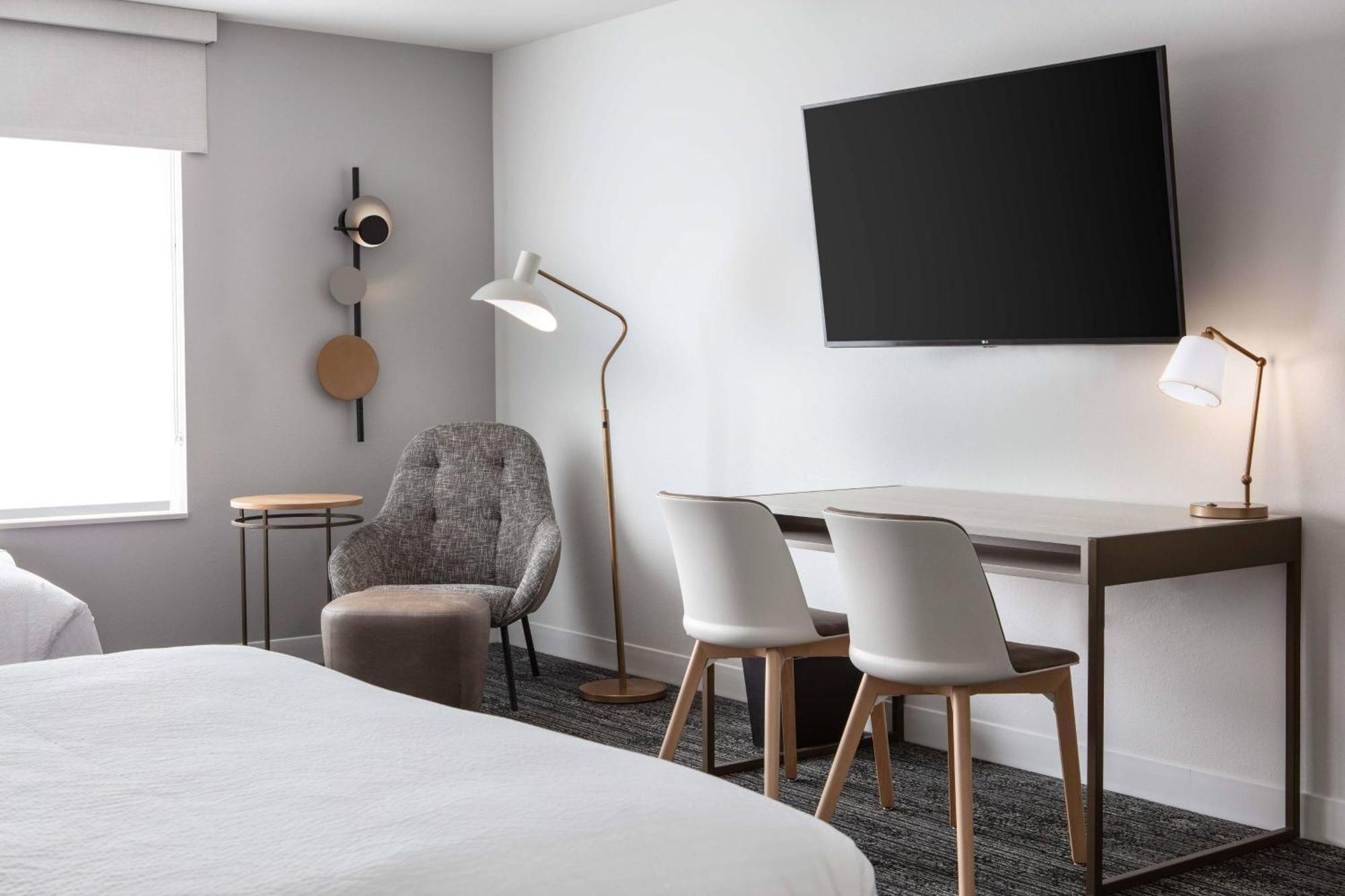 Towneplace Suites By Marriott Milwaukee West Bend Экстерьер фото